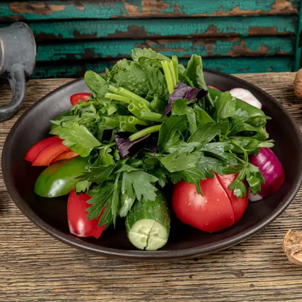 Ассорти овощное: огурец, помидор, болгарский перец, редис, зелень
