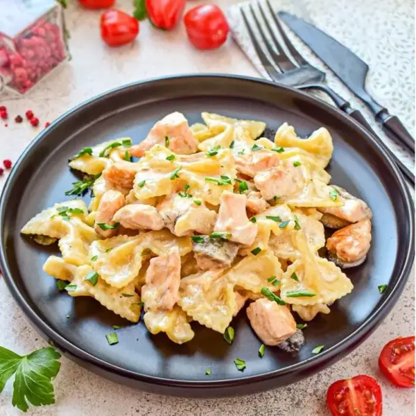 Бантики с куриной грудкой, шпинатом в соусе чкмерули